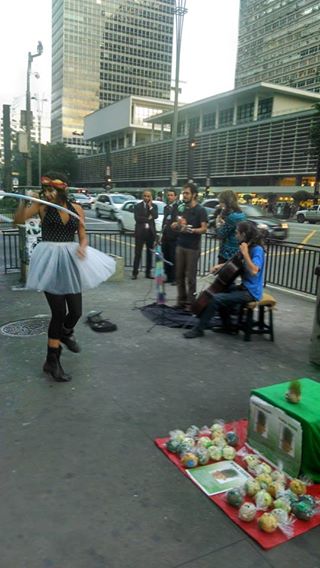 Nova lei restringe a atuação de artistas de rua em São Paulo. A lei diz respeito somente a apresentações de rua perto de estações de metrô, pontos de ônibus e monumentos tombados, entre outros locais. A rua se tornou privada?