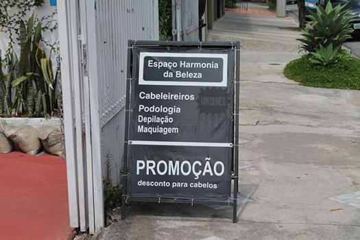 Um salão de beleza na Vila Madalena oferece descontos só para cabelos. (Obs: somente o seu cabelo tem desconto, você não!) Já viram algum exemplo de promoções engraçadas?