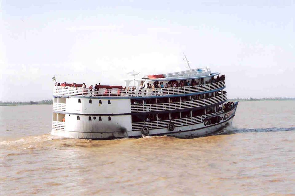 Muitas pessoas utilizam barcos/lanchas/catamarã como passeios turísticos, mas quantos brasileiros ainda utilizam estes meios como transporte diário para locomoção?