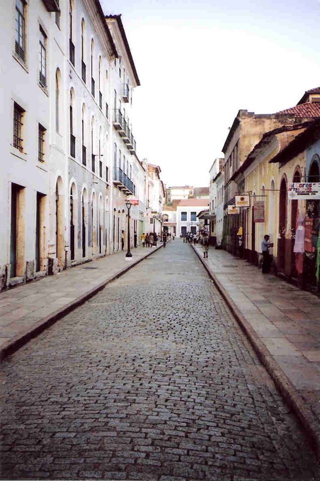 Encontrar ruas de paralelepípedo atualmente nos remete automáticamente com ruas antigas ou lugares mais afastados da capital, porque a modernidade se instalou na malha viária de suas metrópoles sob a forma de uma espessa camada negra. O que há de moderno em sufocar bueiros e reduzir drasticamente a altura dos meio-fios?