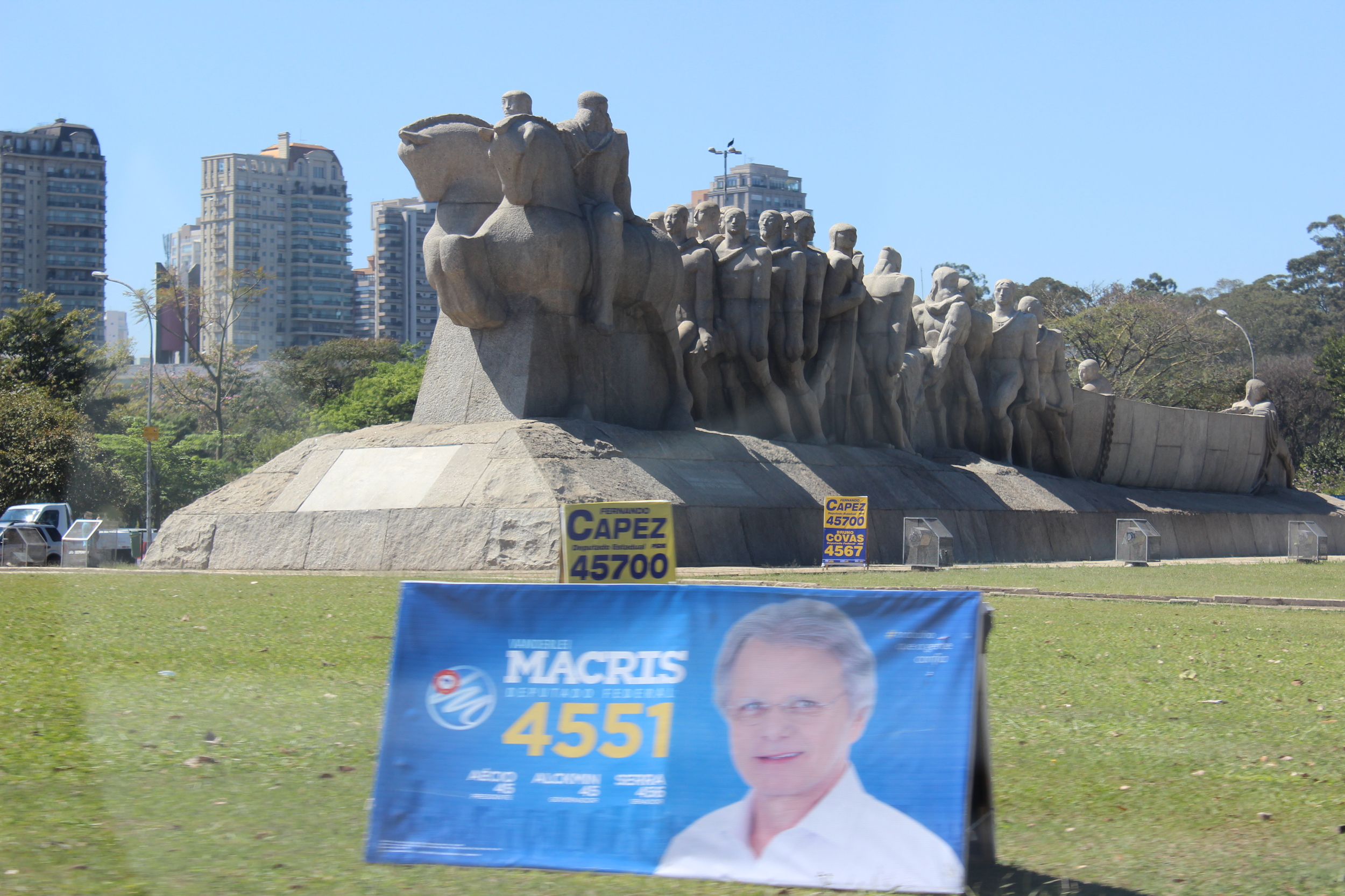 Durante o período eleitoral existe candidato se promovendo até no Monumento às Bandeiras em frente ao parque do Ibirapuera. Qual o lugar mais inusitado que você já viu a propaganda política?