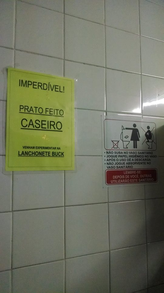 Esta propaganda inusitada do prato caseiro no Terminal de Ônibus de Pouso Alegre em Minas Gerais, quem nunca pensou em comida enquanto estava dando descarga no banheiro?