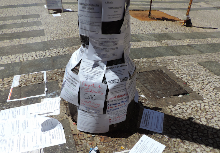 Uma das cenas mais comuns de SP são as pessoas procurando oportunidades de emprego pelos postes e paredes no bairro de República no Centro de SP. Existe outros partes da cidade que viraram um grande mural de avisos?