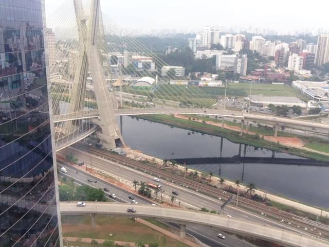 A Ponte Estaiada é um dos ícones de São Paulo mais conhecidos, porém muitos ainda erram o seu nome com "Ponte Espraiada". Você já escutou alguém falando errado? Já pararam para pensar por que isso acontece?