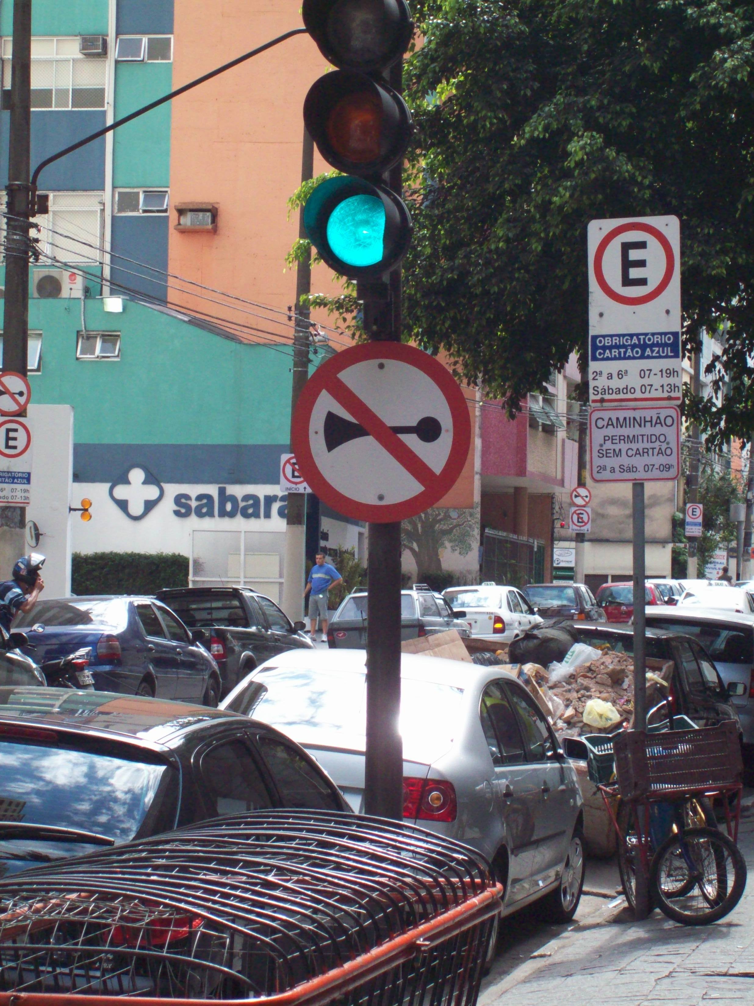 São Paulo, uma das cidade de milhares de habitantes. Com um dos maiores trânsitos da América Latina, como uma placa de proibido buzinar pode funcionar?