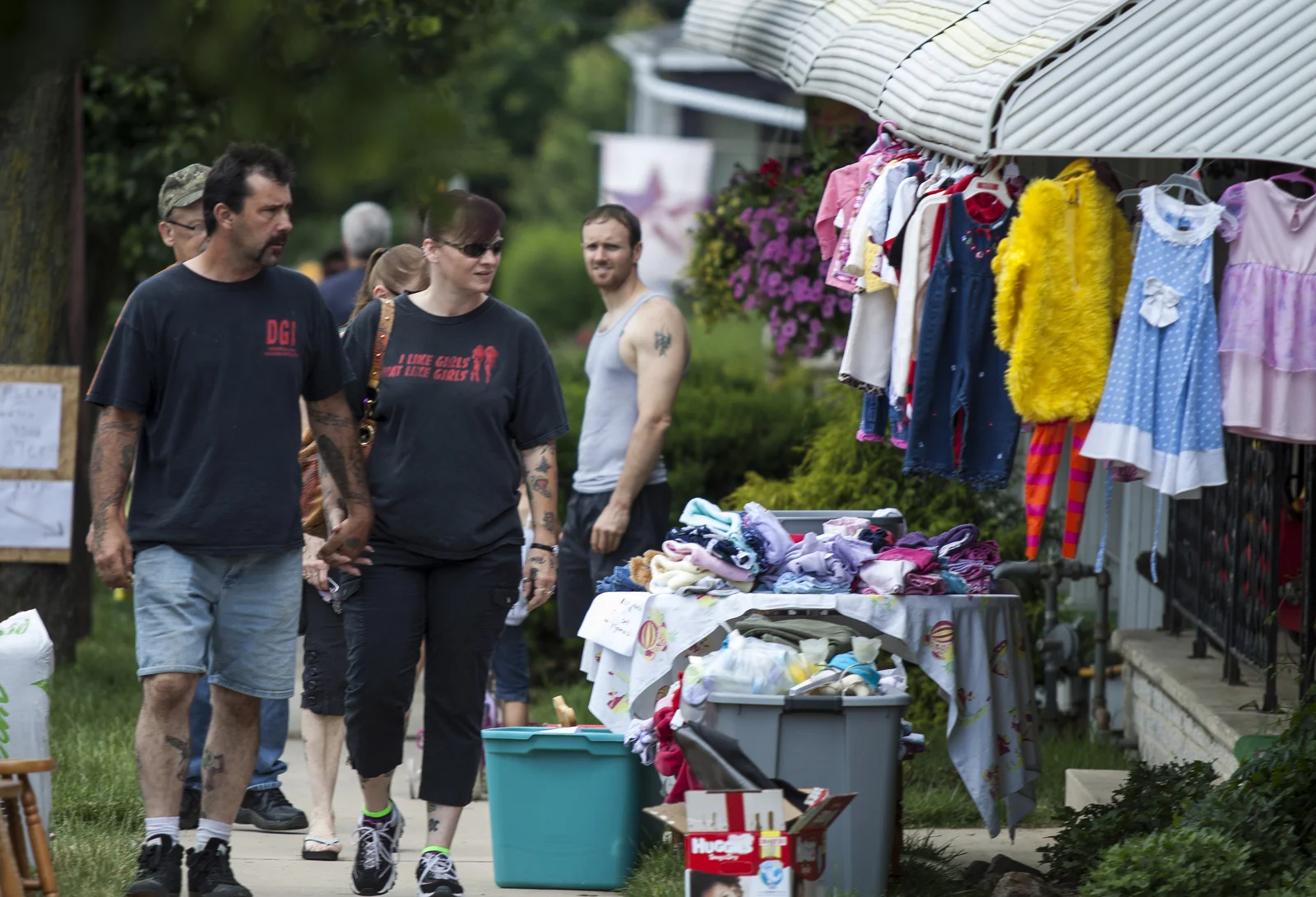 Her shirt says, "I like girls, who like girls." That guys face in the background, classic.