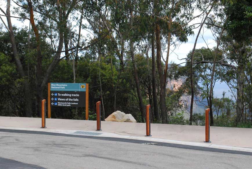 Wentworth Falls directional sign.jpg