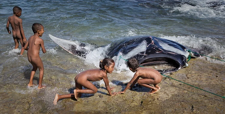 Children with Mantaray-Pia_Jessen.jpg