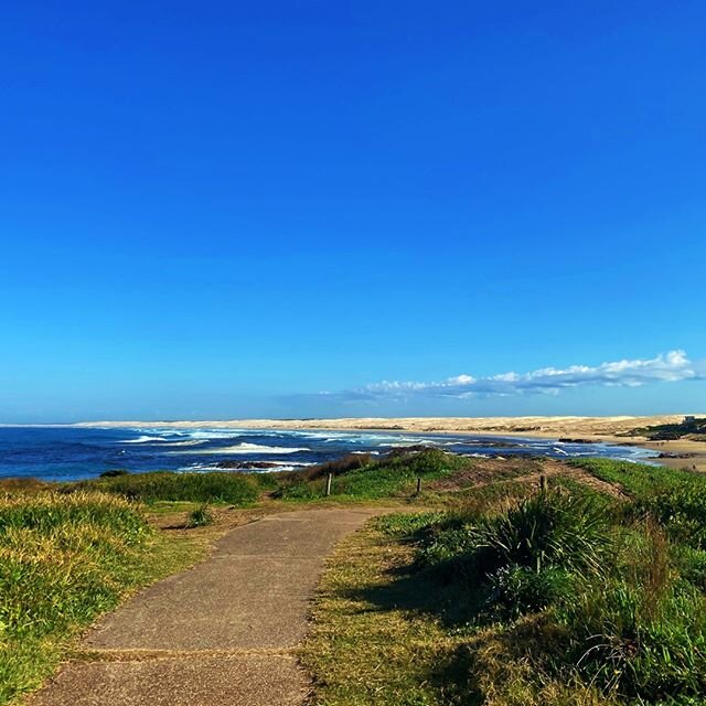 You never know what's around the corner. It could be everything. Or it could be nothing. You keep putting one foot in front of the other, and then one day you look back and you've climbed a mountain.
― Tom Hiddleston
#beautiful
#beach
#australia
#coa