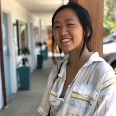 Sophia Zhu Major: Environmental Science Favorite Drink to Make: French 75 Why I Love Bartending: It’s a fun thing to do with my friends, and it’s very unique as a job for how social and interactive it is.