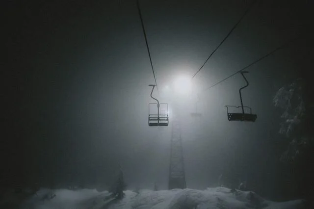 Alone in the dark ❄️ #chairlift #snowboarding #nightboarding #aloneinthedark #fog #intothelight #emptiness #skyride #snow #intothelight #canonm100