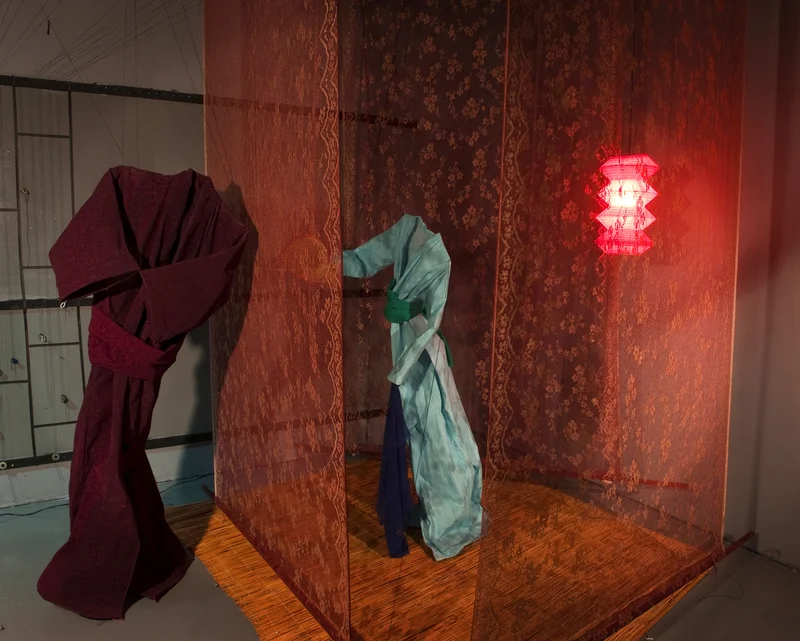 A scene from How Wang-Fo Was Saved , a performance by Hanne Tierney. 2001