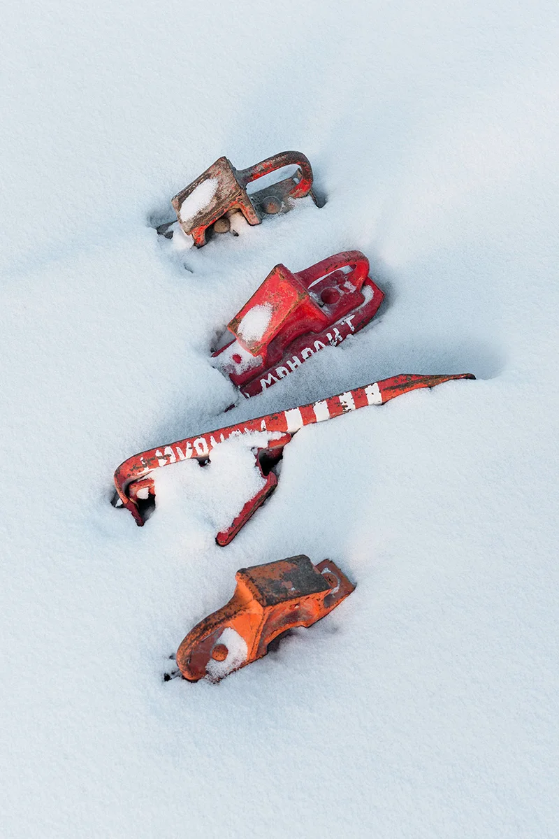 Railroad tools in the snow, on them you can read "монолит" monolithe.