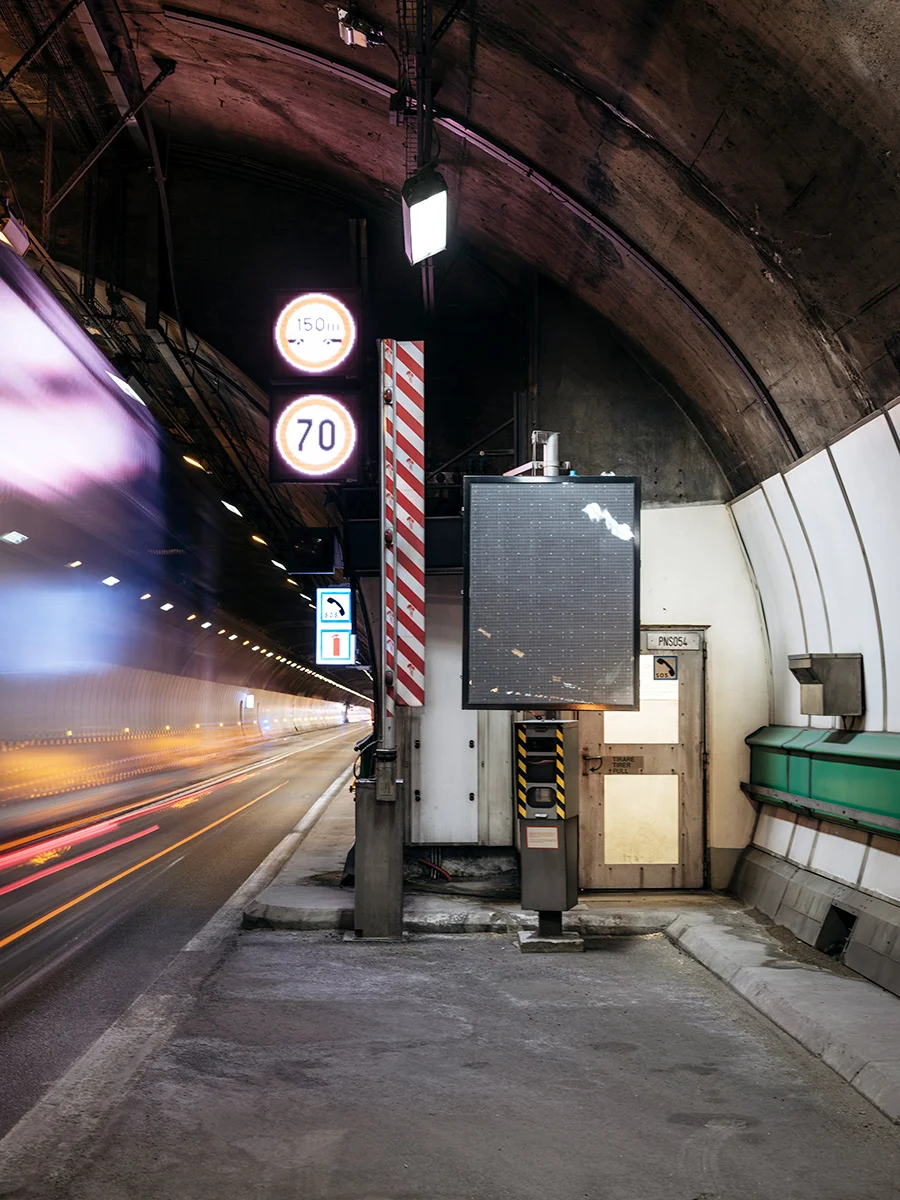 In total inside the tunnel there’s 40 Semi-barrier, 120 red lights, ten speed control radars, 116 SOS phone booth and 40 display message board.