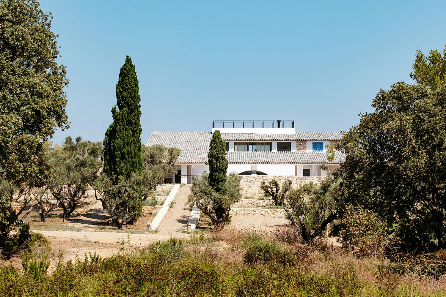 Fondation-Carmignac-Porquerolles-La-villa-Monocle-magazine-06.jpg