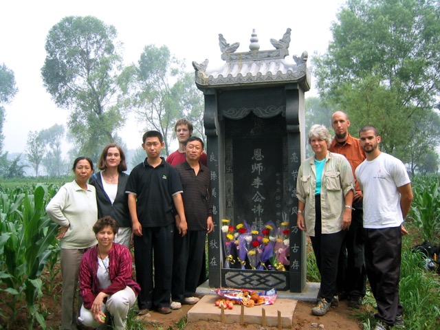  Paying our respects at the tomb of Li Gui Chang.&nbsp; Tai Yuan, China 