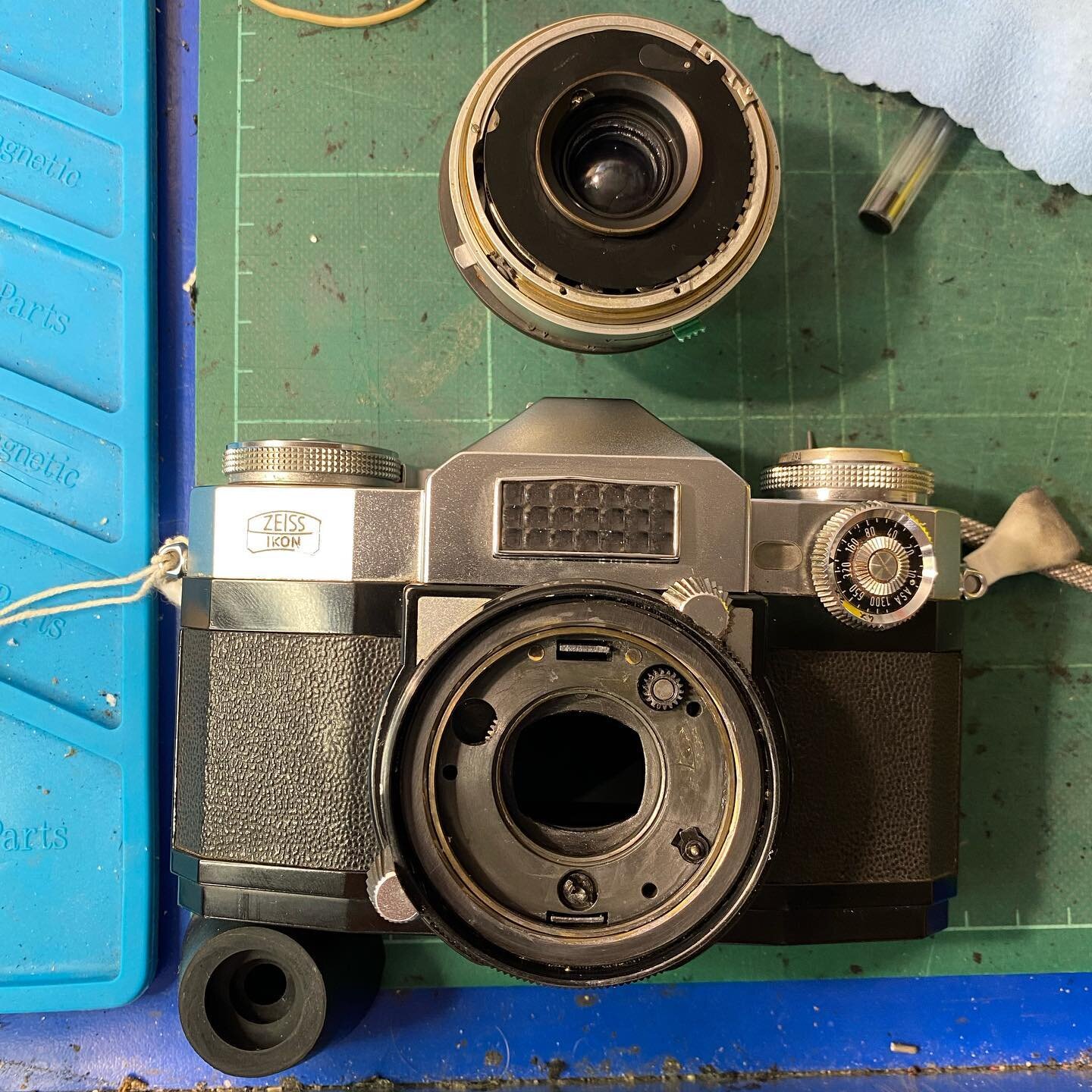 It&rsquo;s a Zeiss Ikon Contaflex Super and it&rsquo;s in pieces. Better put it back together eh?

#zeiss #shootfilm #righttorepair