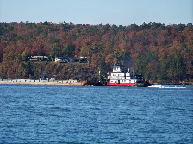 Barge traffic Pickwick