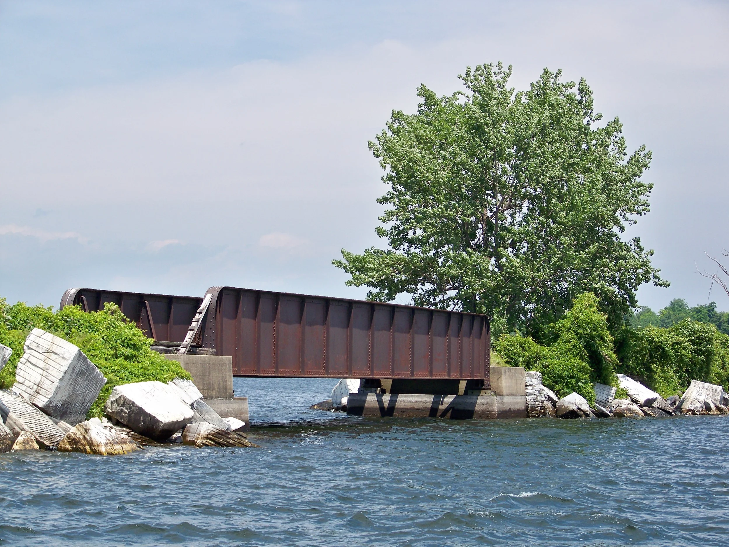 Several locations feature openings in jetties that connect islands to each other. 