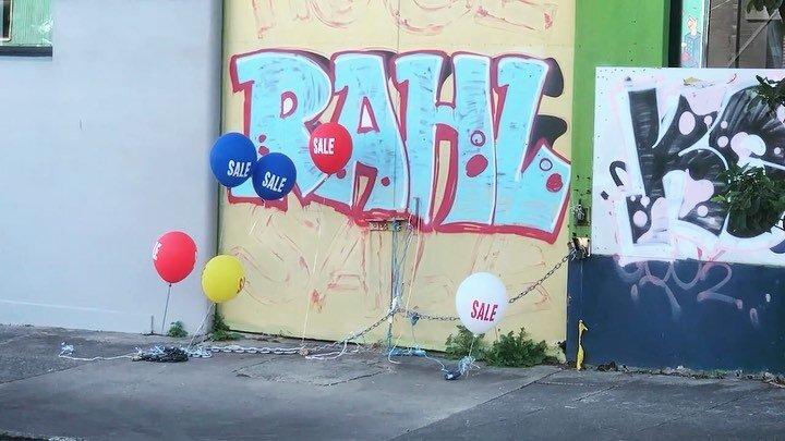 I didn&rsquo;t know balloons could even be this sad. 🔊sound on for maximum feelings. 
🎈📉🤡
#smilenowcrylater #sale #behappy
