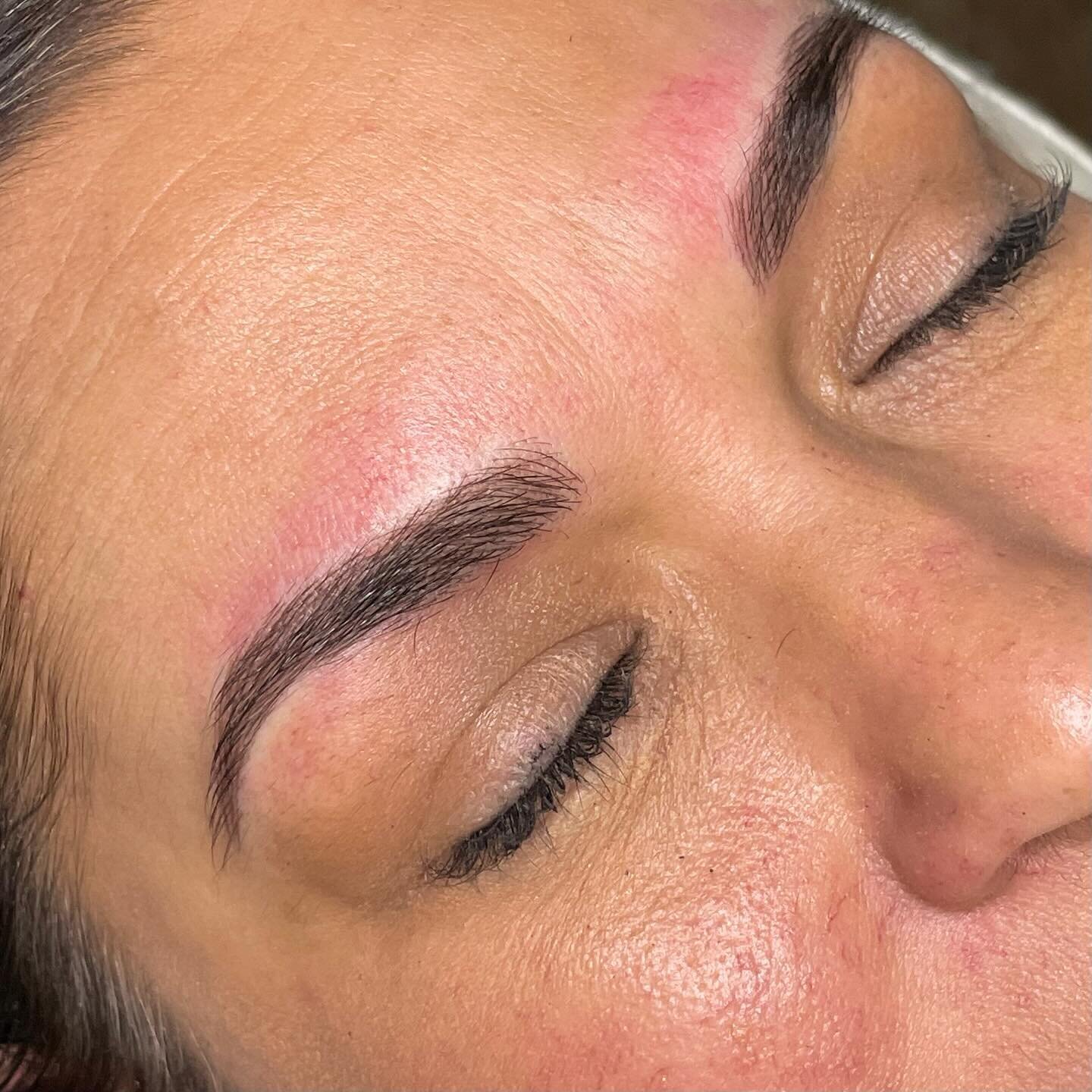 Microbladed hair strokes don&rsquo;t get much crisper than this 😍 perfect brows for years to come! 
&bull;
&bull;
#microblading #microbladingeyebrows #sacramento #permanentmakeup #microbladingsacramento #makeupbymandie