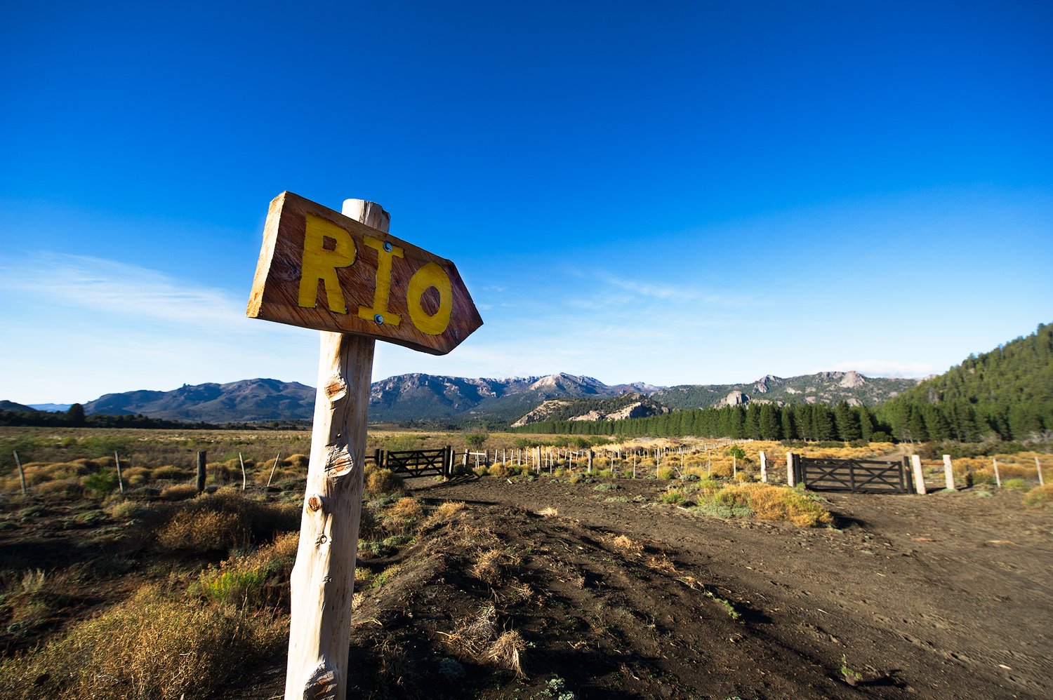 fly fishing-rio-sign-argentina.jpg