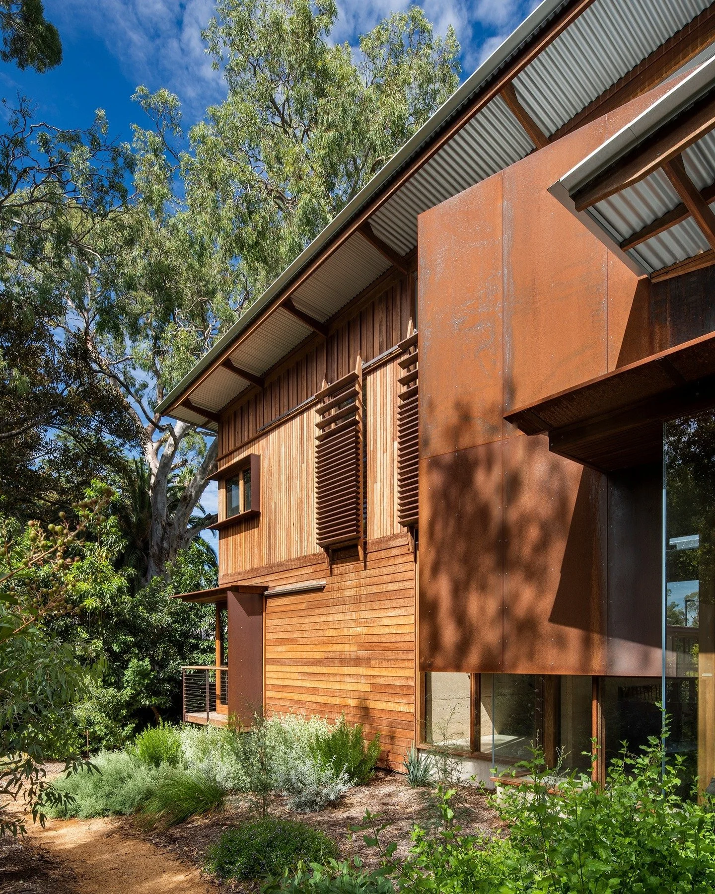 First Creek House, SA
Architecture &amp; Interior Design by @troppo.architects 
Built by: Fairweather Davies
Landscape design by @oxigen.landscape.architects 
Photography by @david_sievers_photography 

#troppoarchitects #passivesolardesign #australi