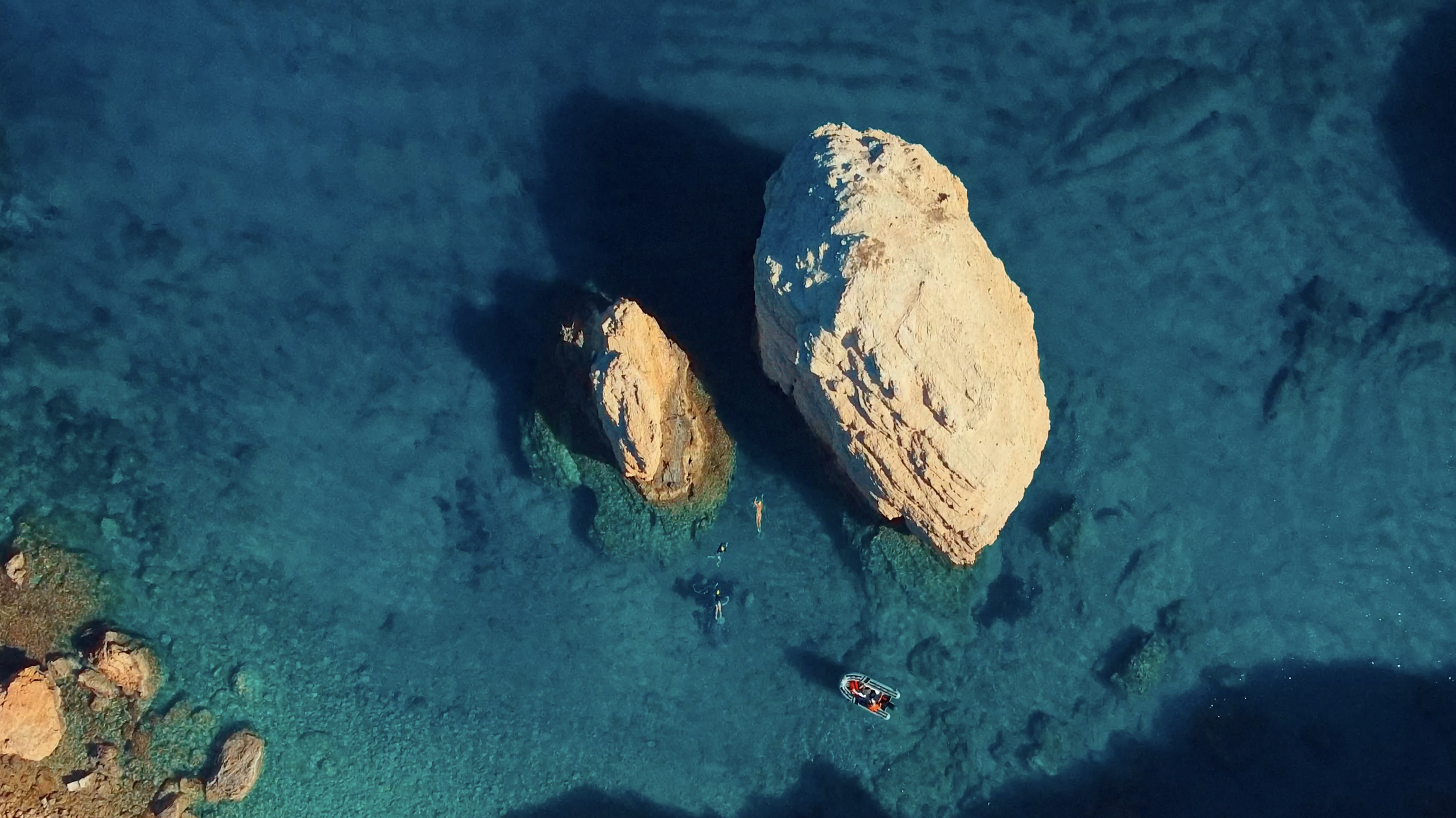 Drone-shot-of-Wild-Swimmers-in-Greece-in-a-documentary-for-Swimtrek-by-writer-director-editor-Jess-Dowse.png