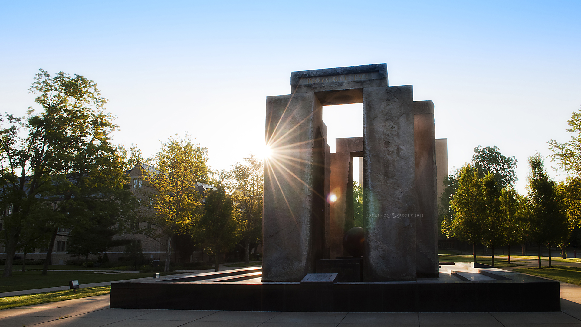 Stonehenge, Notre Dame