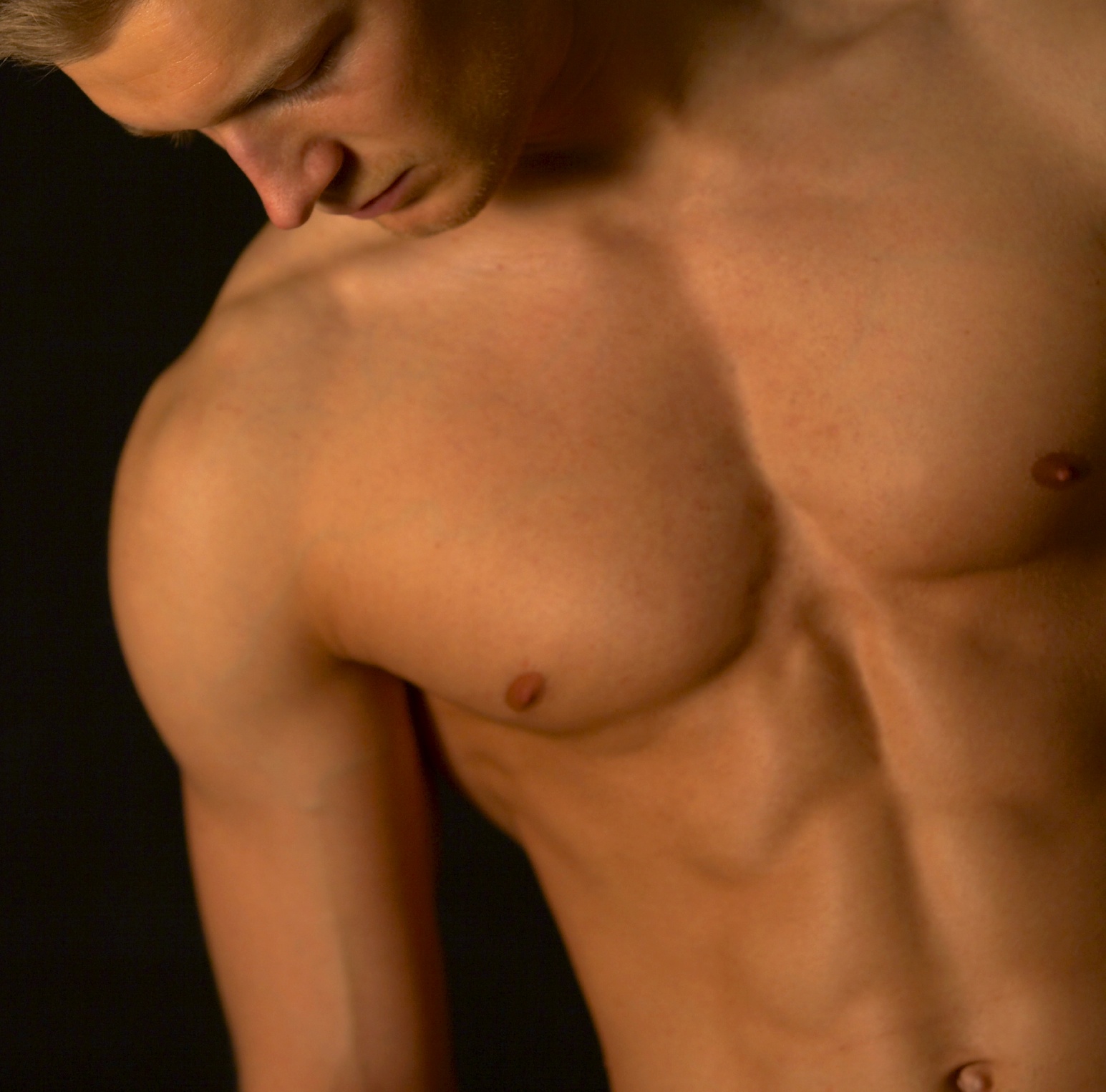 La liposuccion et le lipofilling pour redessiner les pectoraux et les abdominaux