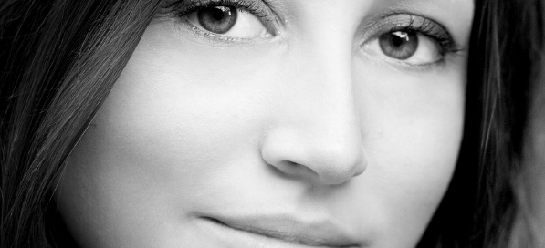 Rajeunir le tiers-moyen du visage par fil non-résorbable