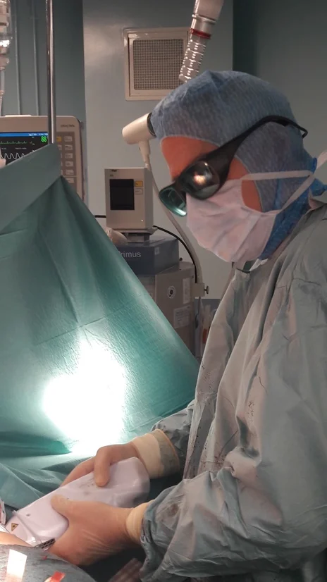 Traitement laser de la cicatrice après augmentation mammaire
