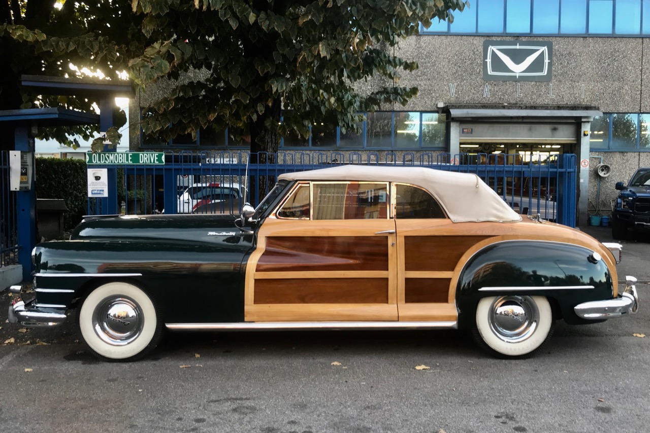 1947 Chrysler Town and Country VALLIstore esterno.jpg