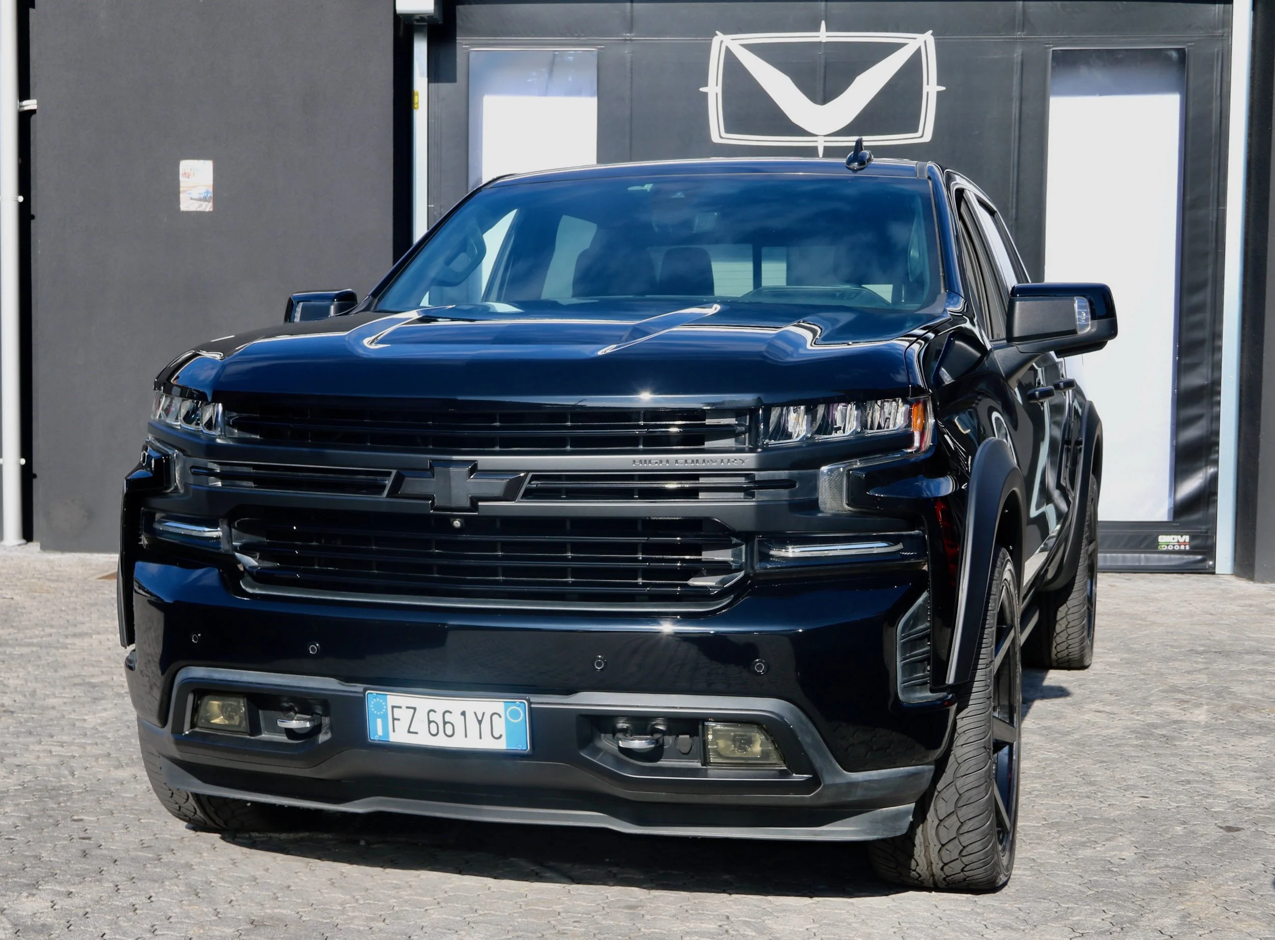 000G 2019 Chevrolet Silverado High Country 6.2L Vallizzato Total Black.jpeg