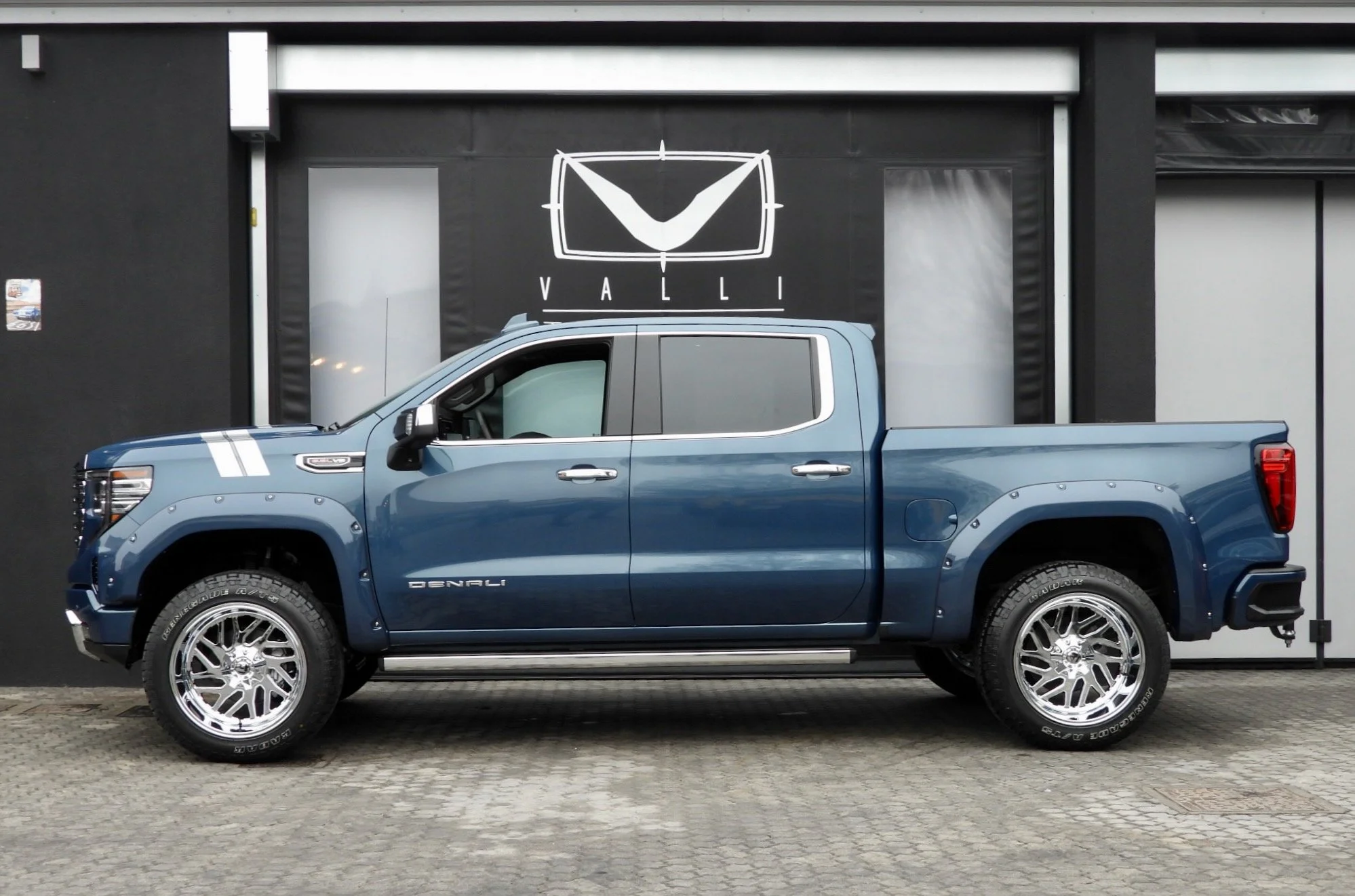 03 2025 GMC Sierra Denali (4) Downpour Metallic 6.2L Cerchi 22%22 Stage 2.jpeg