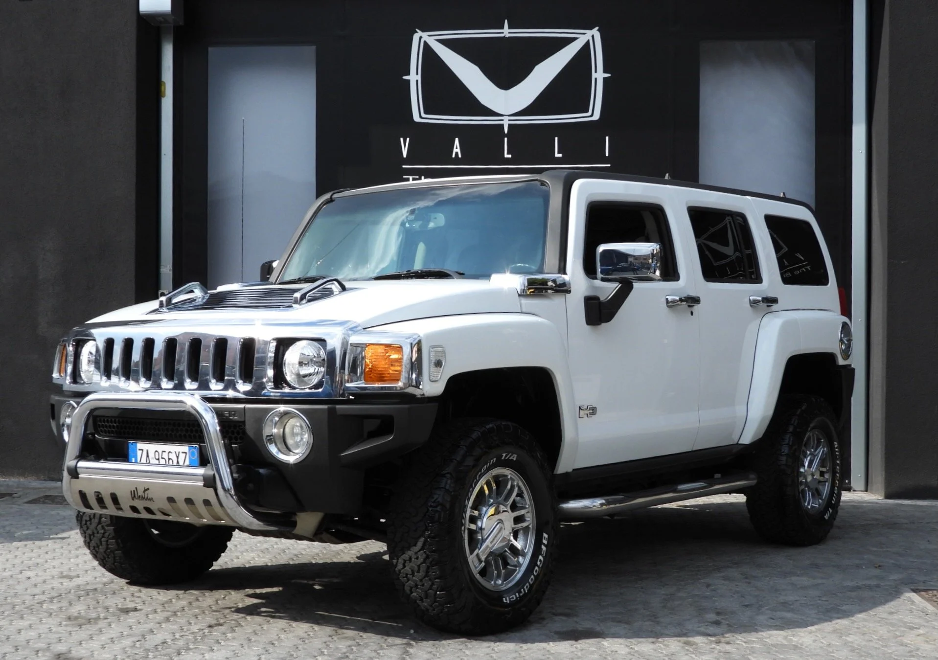 01 2006 Hummer H3 3.5L Bianca Adriano Miglierina - VALLI - The Black Gate.jpeg