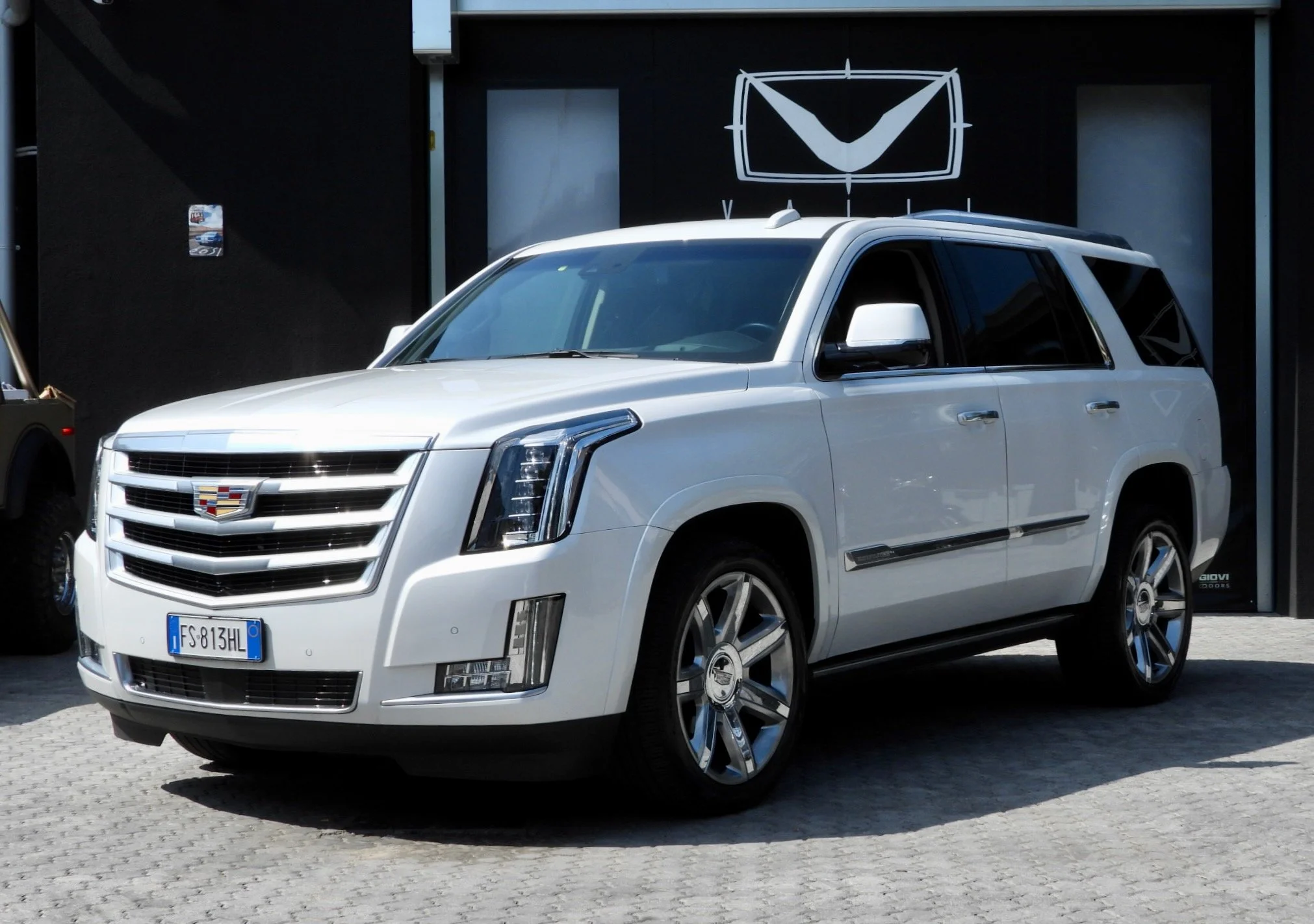 01 2018 Cadillac Escalade Platinun SUV Crystal White M.Y. 2016.jpeg
