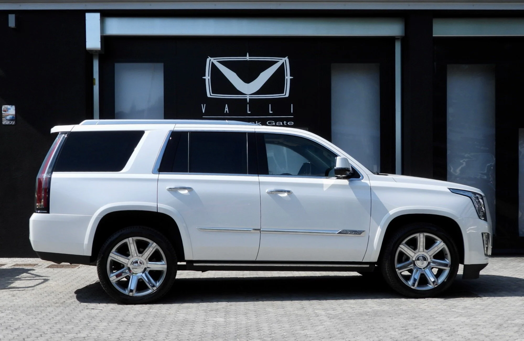 04 2018 Cadillac Escalade Platinun SUV Crystal White M.Y. 2016.jpeg