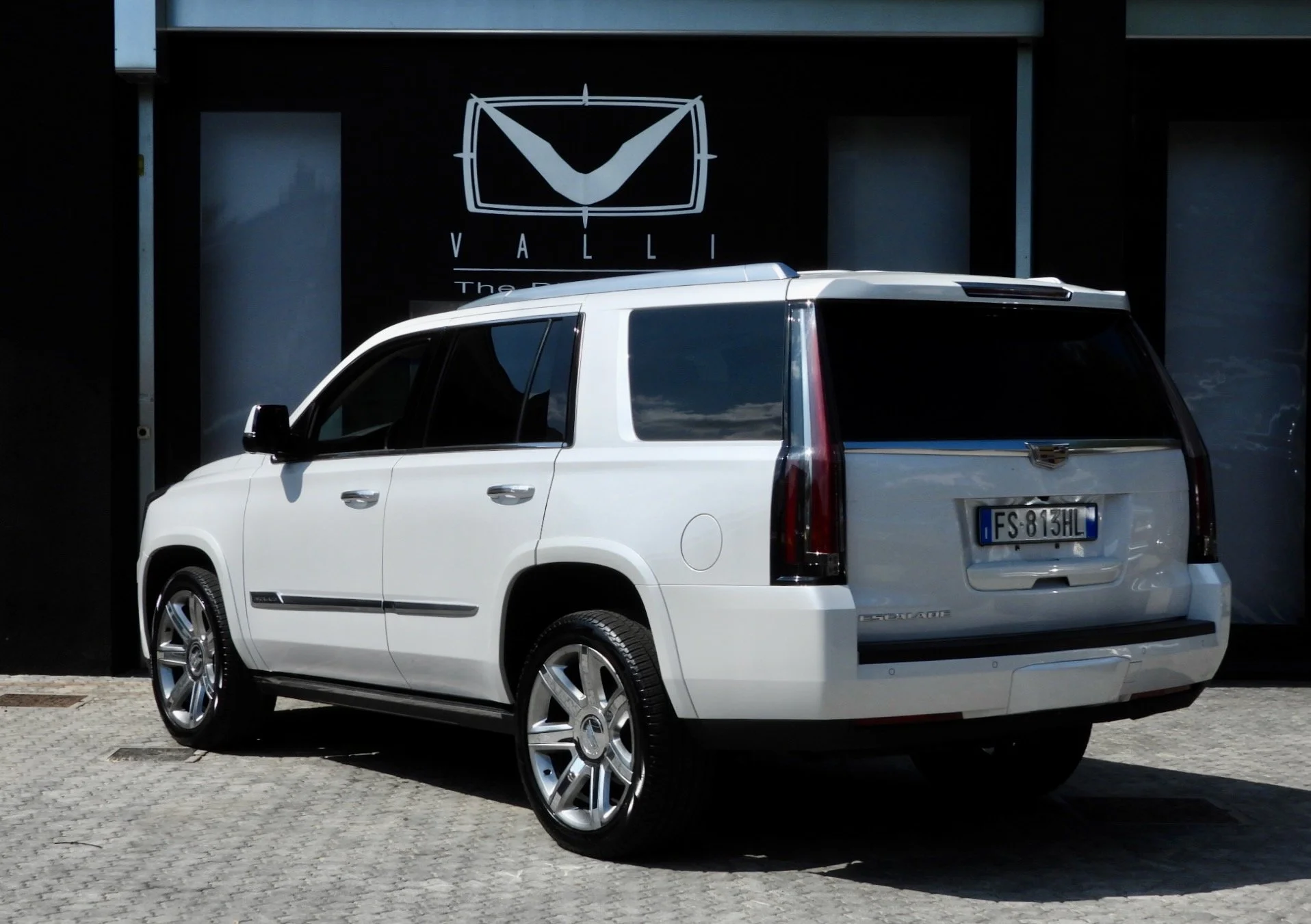 05 2018 Cadillac Escalade Platinun SUV Crystal White M.Y. 2016.jpeg