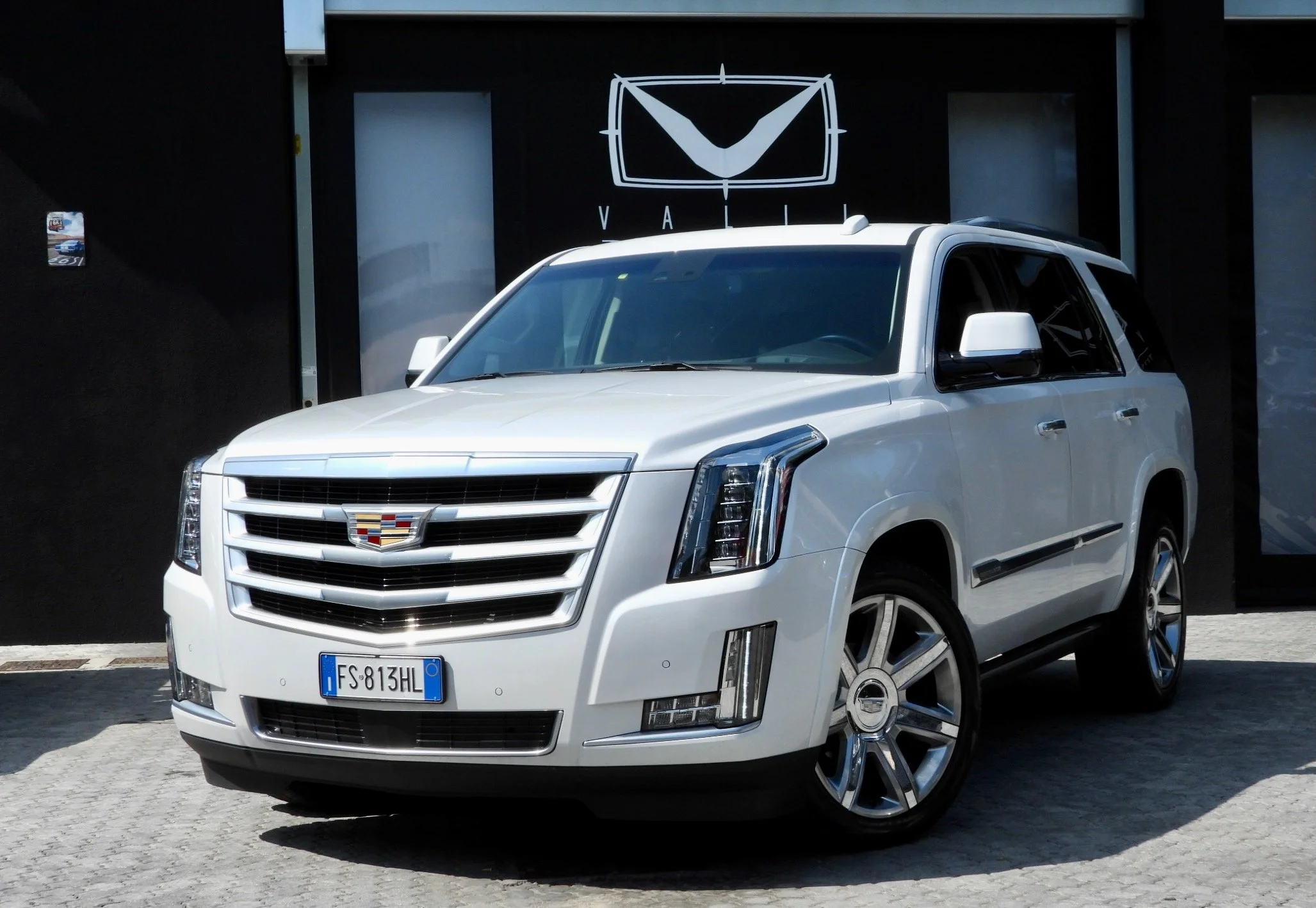 06 2018 Cadillac Escalade Platinun SUV Crystal White M.Y. 2016.jpeg