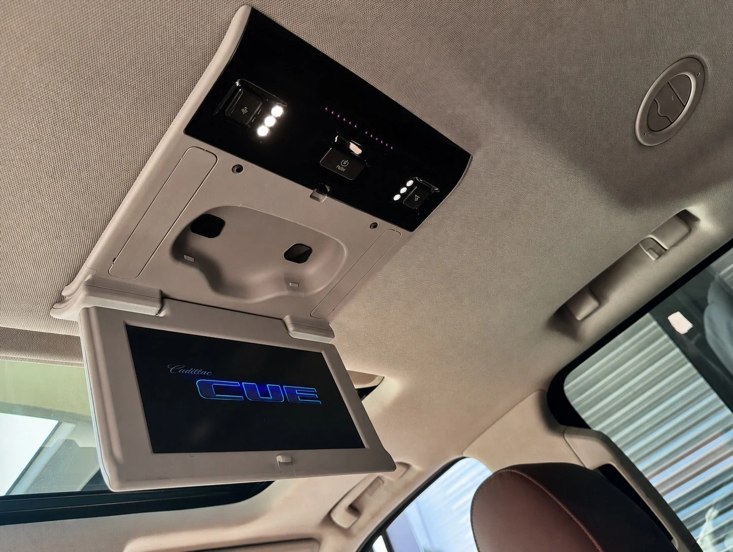 16 2018 Cadillac Escalade Platinun SUV Crystal White M.Y. 2016.jpeg