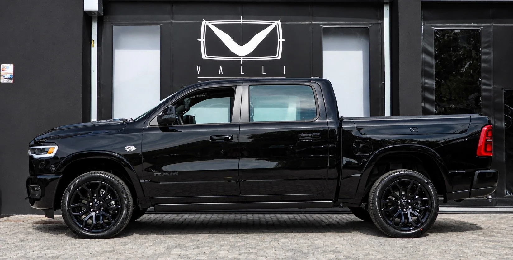 01B 2026 Dodge Ram DT Limited MFTG - Ram Box - e-Torque - Brilliant Black - Ebony Red Interior - Perfezionate.jpeg