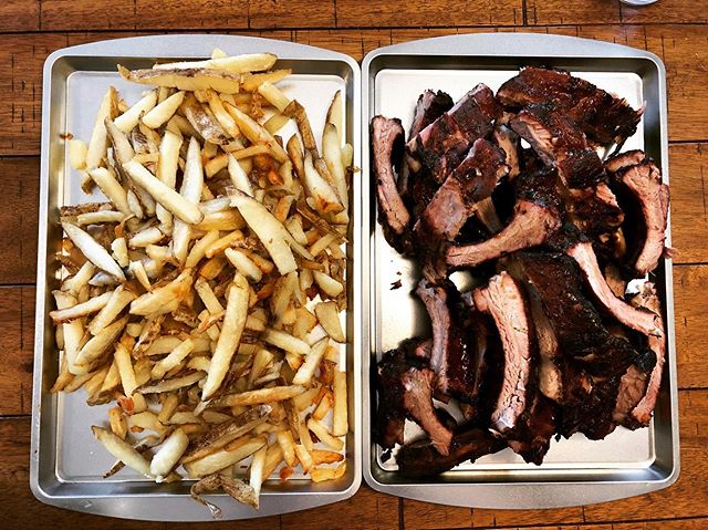 Another day, another platter? Or two?! Ok. Having not BBQ&rsquo;d for a long while, I&rsquo;ve made up for it in the last 24 hours.
.
#foodcoma #meatbaby #smokedbabybackribs #weberkettle #smokedmeat #homemadefries #frenchfrites