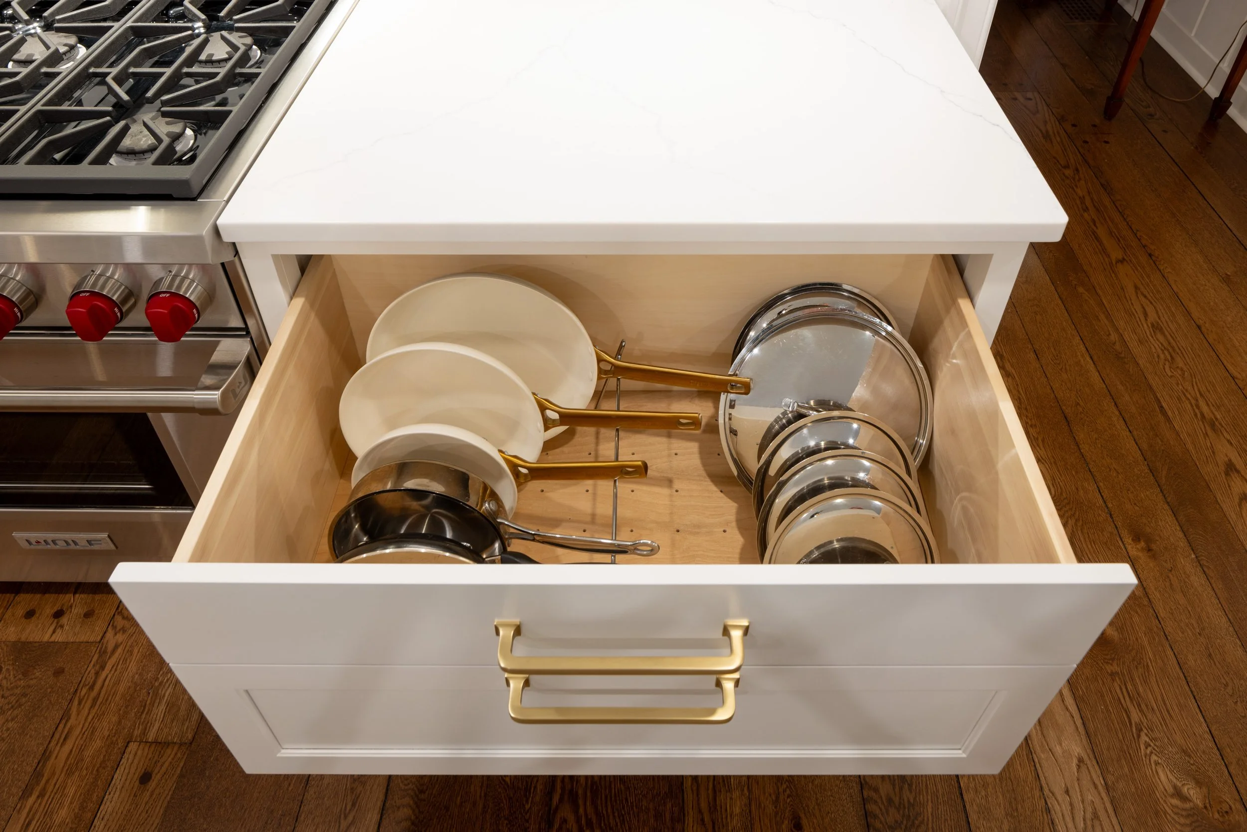   Keep a lid on it! The in-drawer sorter makes it easy to keep track of pans, pots, and covers.  