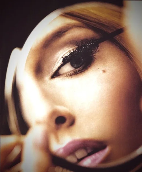 girl-applying-mascara.jpg