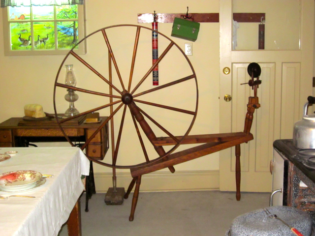 Walking spinning wheel