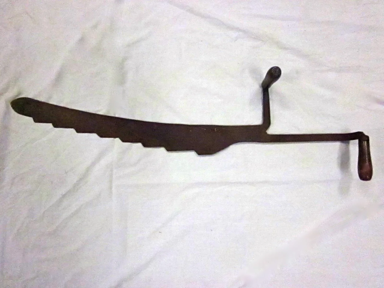 Toothed hay knife