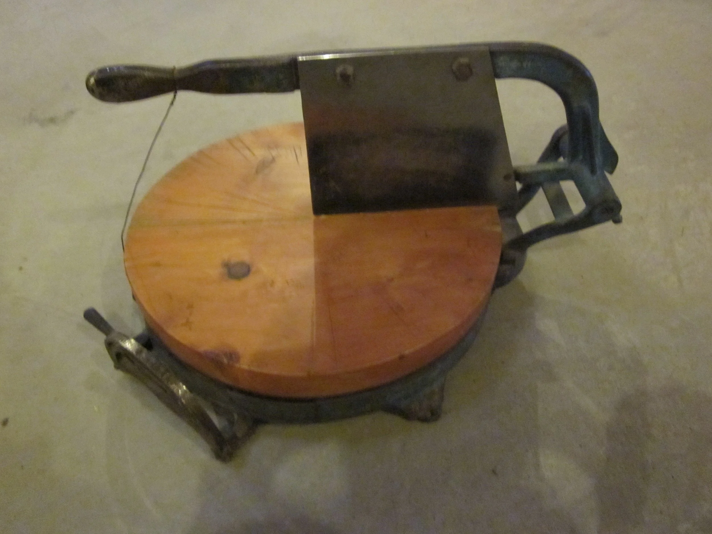 Cider cheese cutter