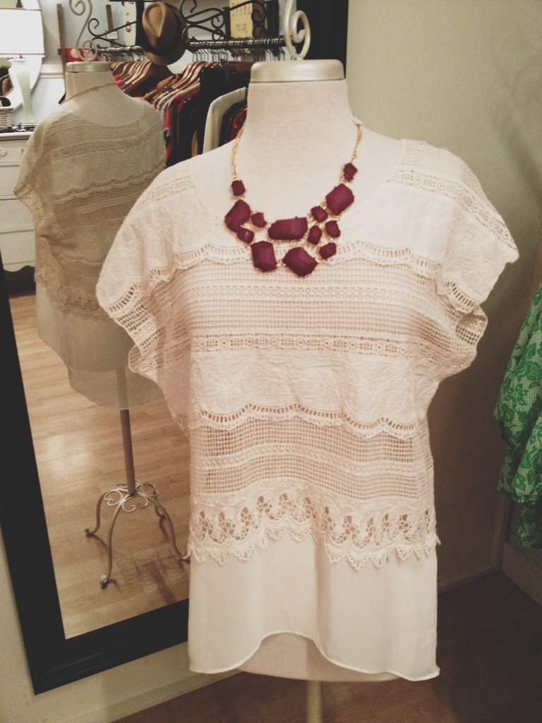 Adorable loose fitting knit top paired perfectly with this fashionable bauble necklace. Lots of other similar jewelry in stock as well! 