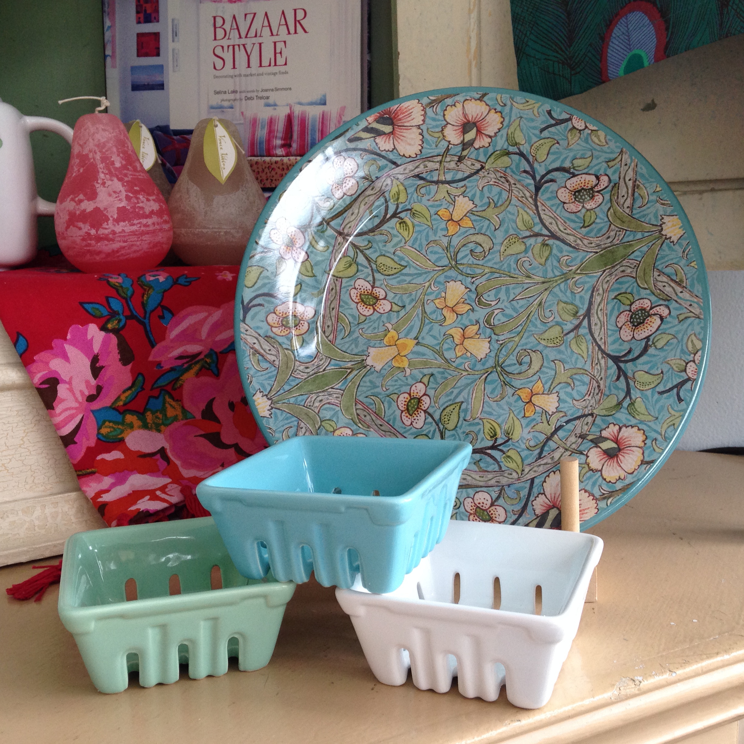 Flowered patterned tin plates + berry containers in green, blue and white 